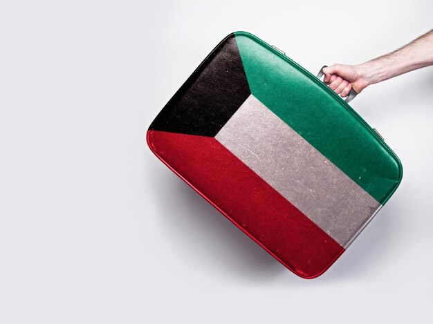 Drapeau du Koweït sur une valise en cuir vintage
