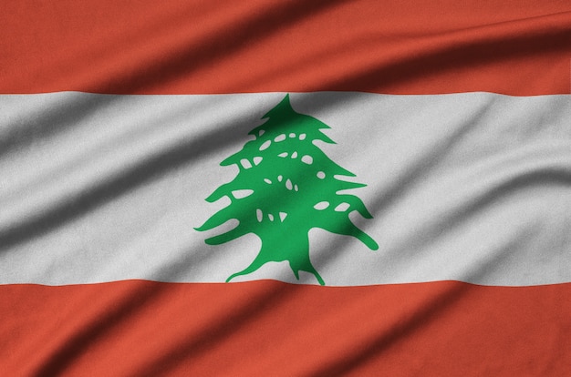 Le drapeau du Liban est représenté sur un tissu de sport avec de nombreux plis.