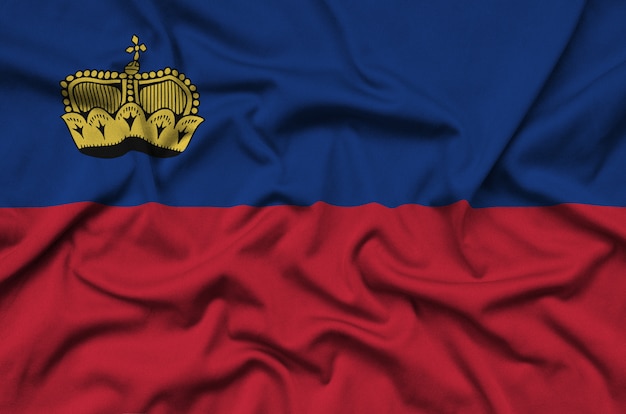 Drapeau du Liechtenstein est représenté sur un tissu de sport avec de nombreux plis.