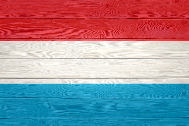 Drapeau du Luxembourg peint sur fond de planche de bois ancien