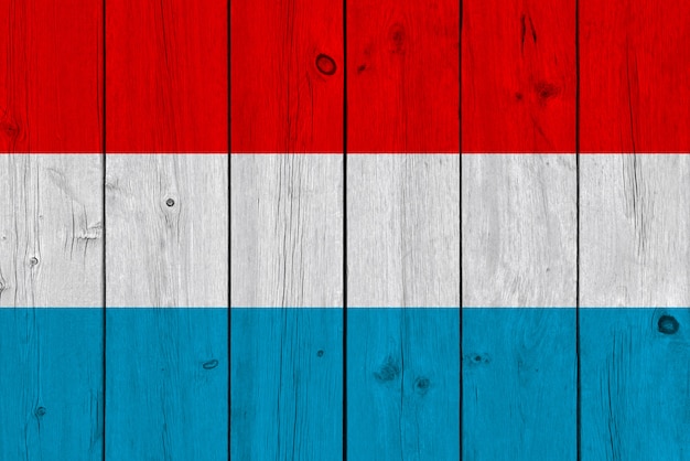 Drapeau du Luxembourg peint sur une vieille planche de bois