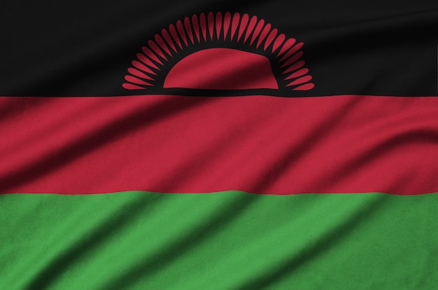 Le drapeau du Malawi est représenté sur un tissu de sport avec de nombreux plis.