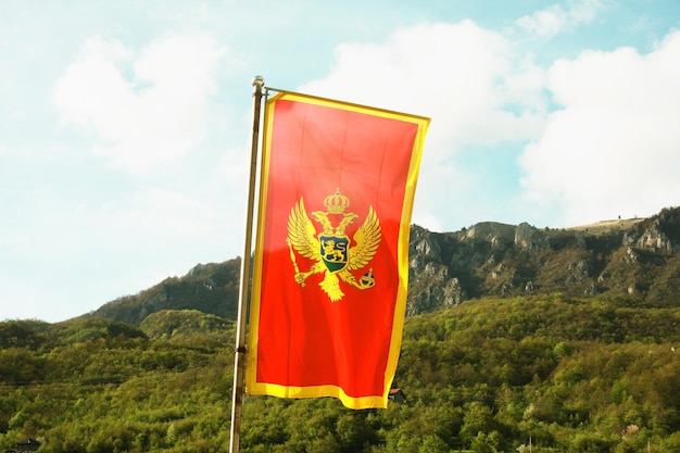 Drapeau du Monténégro devant les montagnes