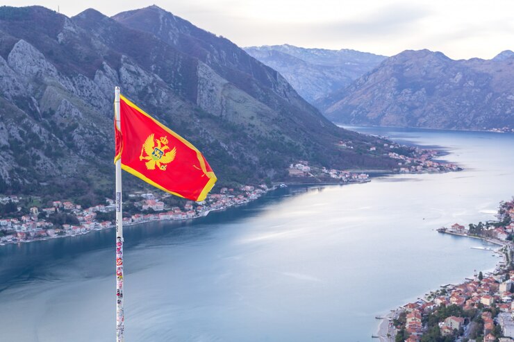 Photo drapeau du monténégro à kotor bay view