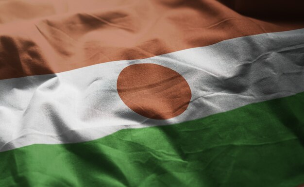 Photo le drapeau du niger est froissé de près