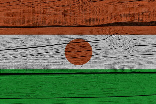 Photo drapeau du niger peint sur une vieille planche de bois