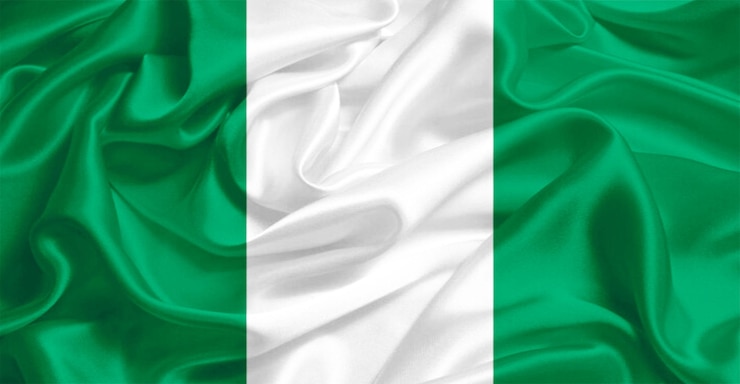 Photo le drapeau du nigeria flottant dans le vent
