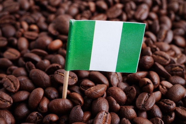Drapeau du Nigeria sur les grains de café achetés en ligne pour l'exportation ou l'importation de produits alimentaires