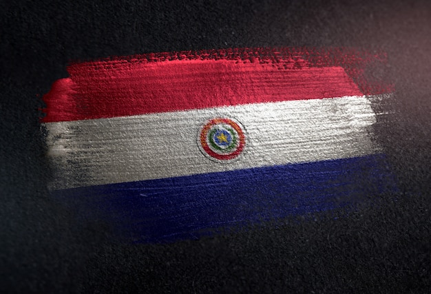 Drapeau du Paraguay fait de peinture brosse métallique sur mur sombre grunge