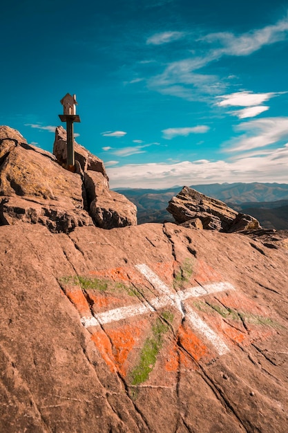 Le drapeau du pays basque et une figure d'une maison au-dessus du mont Adarra