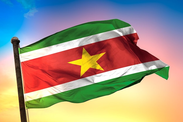 drapeau du pays du suriname, drapeau 3d et fond de couleur.