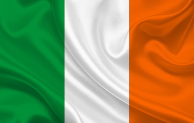 Drapeau du pays de l'Irlande sur le panorama de fond de tissu de soie ondulé - illustration