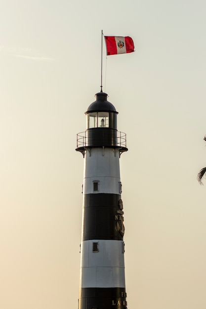 Drapeau du Pérou sur un phare