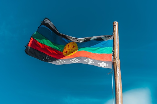 Drapeau du peuple mapuche d'origine dans le ciel bleu.