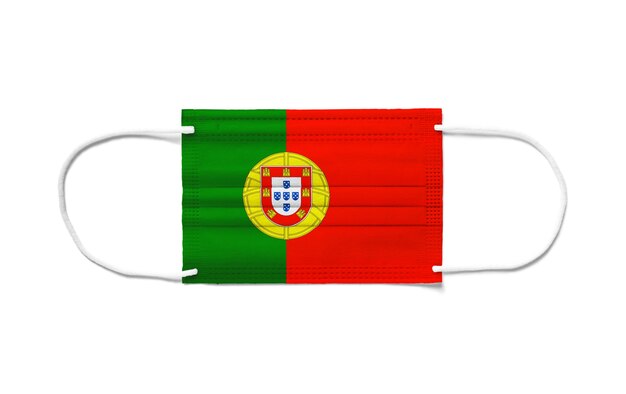 Drapeau du Portugal sur un masque chirurgical jetable. Fond blanc isolé