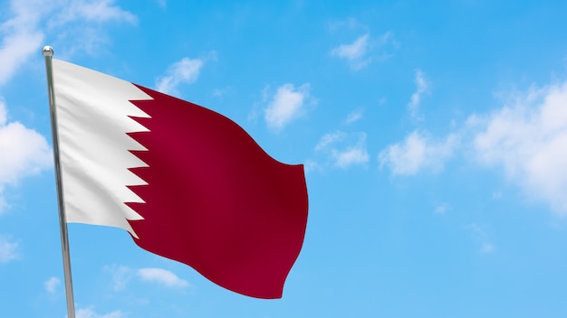 Drapeau du Qatar sur le poteau. Ciel bleu. Drapeau national du Qatar