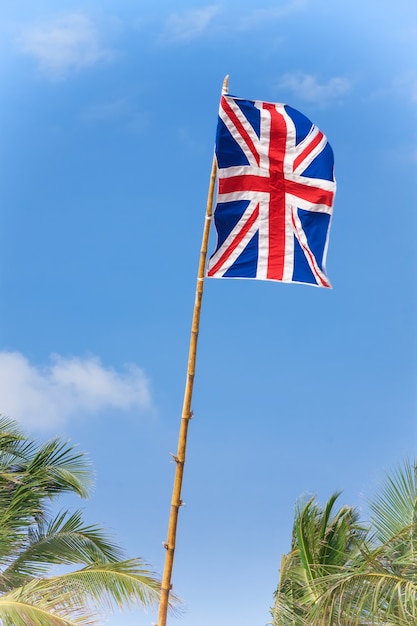 Drapeau du Royaume-Uni sur un fond de ciel bleu gros plan extrême.