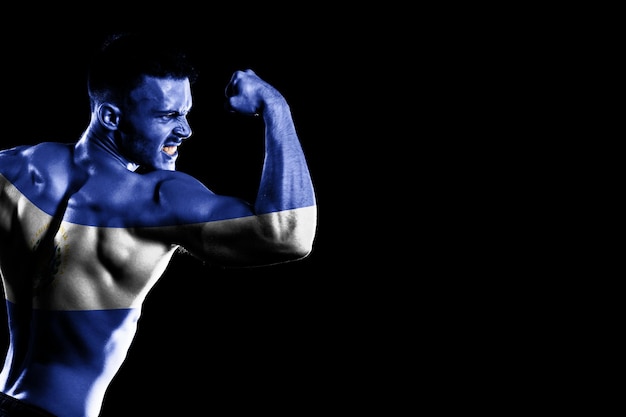 Drapeau du salvador sur fond noir beau jeune homme musclé