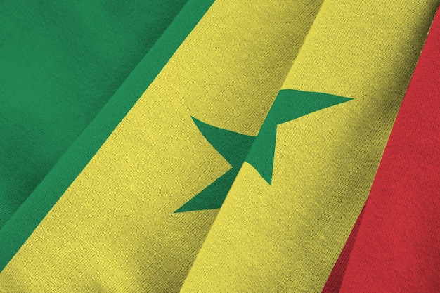 Photo drapeau du sénégal avec de grands plis agitant de près sous la lumière du studio à l'intérieur des symboles officiels et