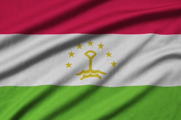 Drapeau du Tadjikistan avec de nombreux plis.