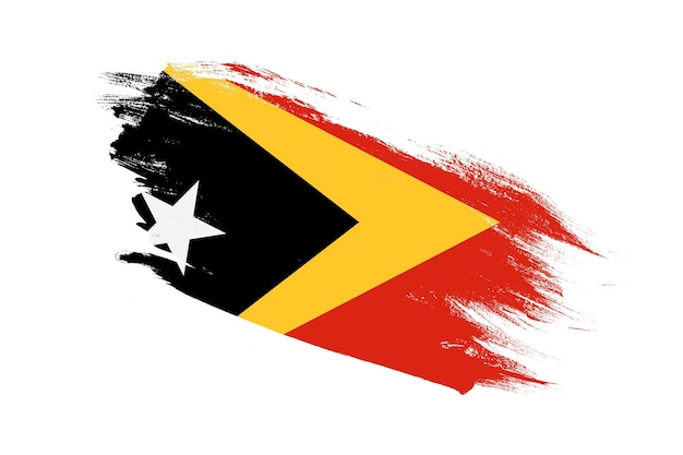 Drapeau du Timor oriental avec effets peints au pinceau sur fond blanc isolé