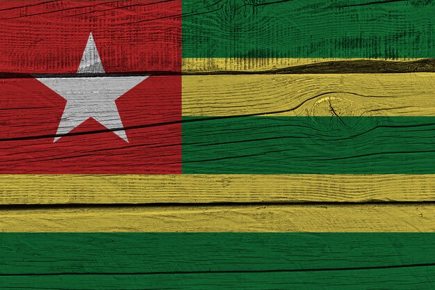 Drapeau du Togo peint sur une vieille planche de bois