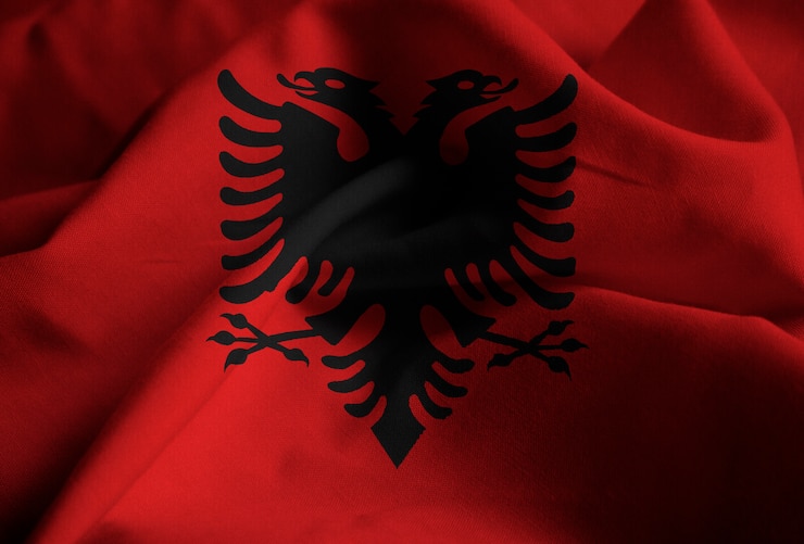 Photo drapeau ébouriffé de l'albanie dans le vent