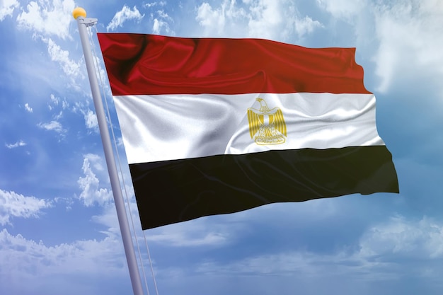 Drapeau de l'Egypte sur le fond de ciel