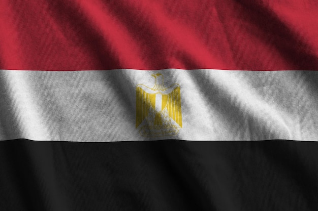 Drapeau égyptien avec de grands plis agitant de près sous la lumière du studio à l'intérieur Les symboles officiels et les couleurs de la bannière