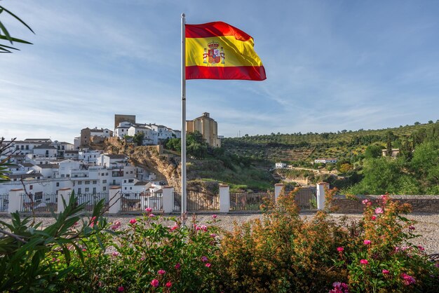 Drapeau de l'Espagne et le paysage de Setenil de las Bodegas Setenil De Las Bodegas Andalousie Espagne