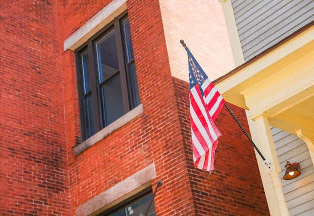 Un drapeau est suspendu à un immeuble de New York.