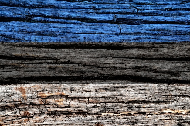Drapeau de l'Estonie sur une vieille surface en bois décrépite