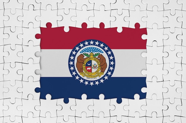 Drapeau d'état du Missouri aux États-Unis dans le cadre de pièces de puzzle blanches avec partie centrale manquante