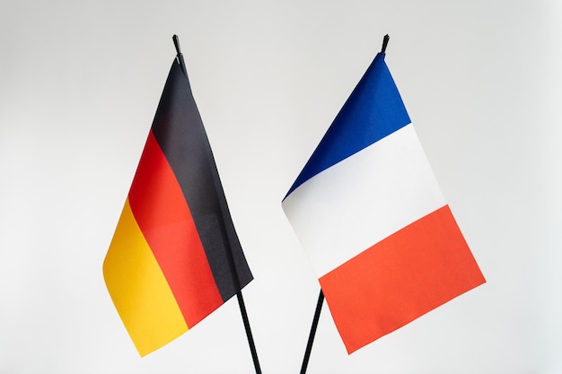 Photo drapeau d'état de la france et de l'allemagne sur fond clair concept de coopération de partenariat