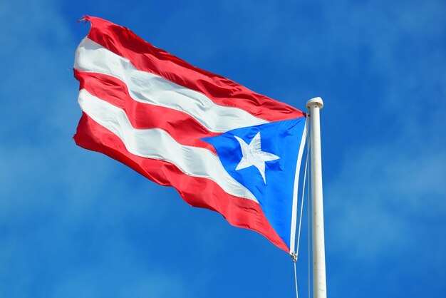 Le drapeau de l'état de Porto Rico vole avec un ciel bleu à San Juan.