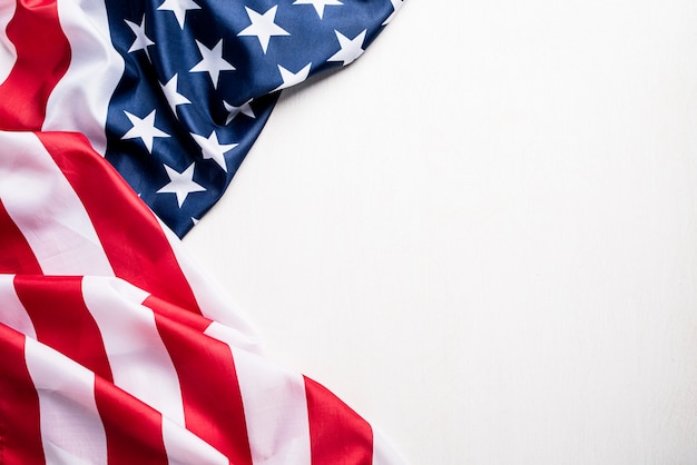Drapeau des États-Unis d'Amérique sur blanc