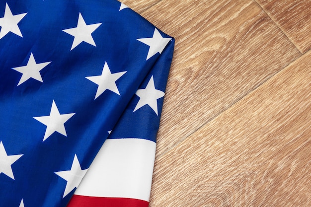 Photo drapeau des états-unis d'amérique sur fond en bois. états-unis: fête des anciens combattants, du mémorial, de l'indépendance et de la fête du travail.
