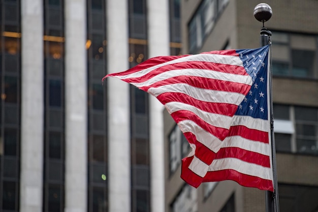 Drapeau des états-unis dans le bâtiment de la tour d'atout de new york