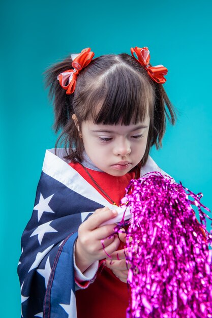 Drapeau des Etats Unis. Fille aux cheveux courts intéressée étant entourée d'éléments de la fête de l'indépendance partout