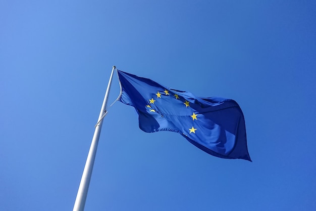Photo drapeau européen souffle dans le vent