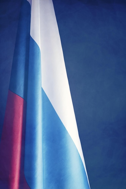 Drapeau Fédération de Russie arrière-plan flou foncé bannière tricolore patriote Russie