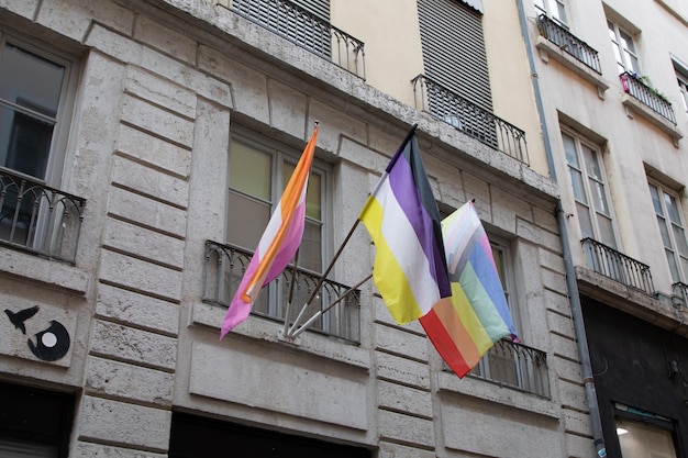 Drapeau de la fierté gay arc-en-ciel à l'extérieur sur wall street symbole de la communauté lesbienne bisexuelle transgenre agitant