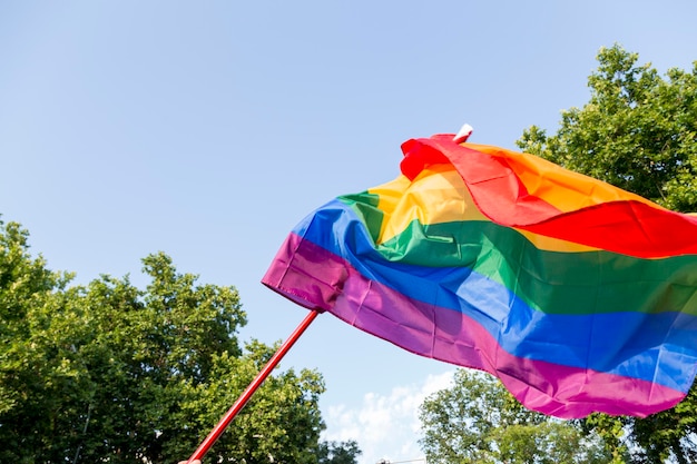 Drapeau de la fierté gay dans la ville