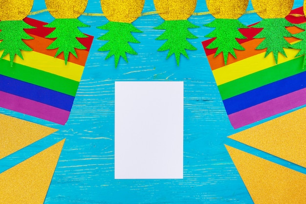 Drapeau de la fierté gay sur table en bois