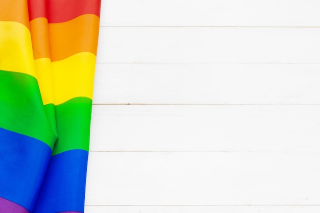 Drapeau de la fierté gay sur table en bois