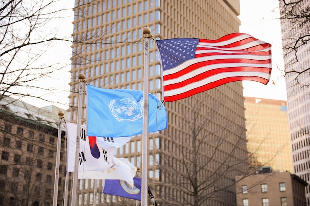 Un drapeau flotte devant un bâtiment qui dit un dessus.