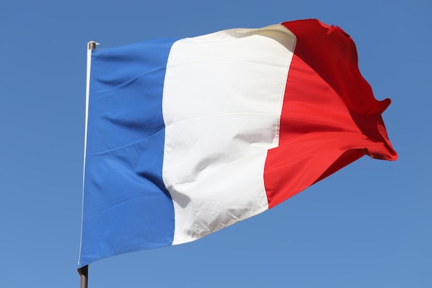 Drapeau français flottant sur le mât