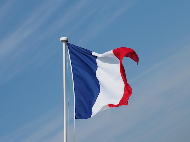 Drapeau français de la France sur le ciel bleu