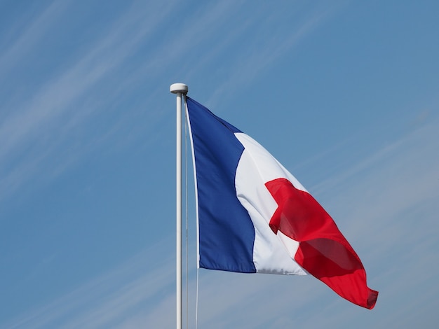 Photo drapeau français de la france sur ciel bleu