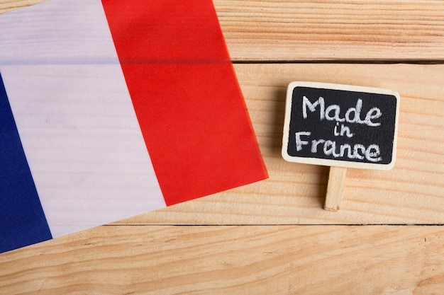 Drapeau français et tableau noir avec texte Made in France